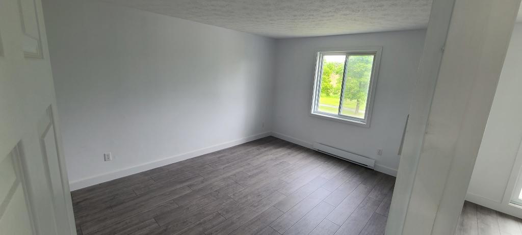Très beau 4 1/2 - Rénové - LIBRE IMMÉDIATEMENT - Quartier Calme et paisible!