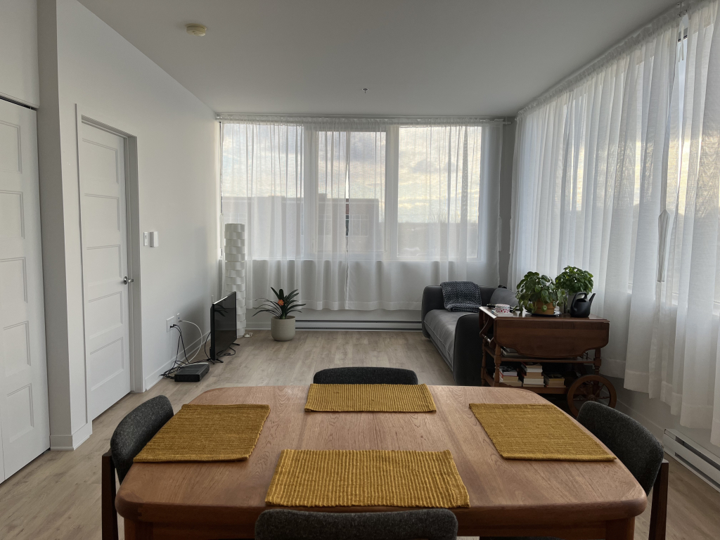 3 1/2 Spacieux Tout-inclus Avec Bureau