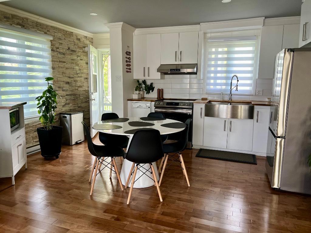 Maison lumineuse à louer, semi-meublé, 1400$/mois à Louiseville.