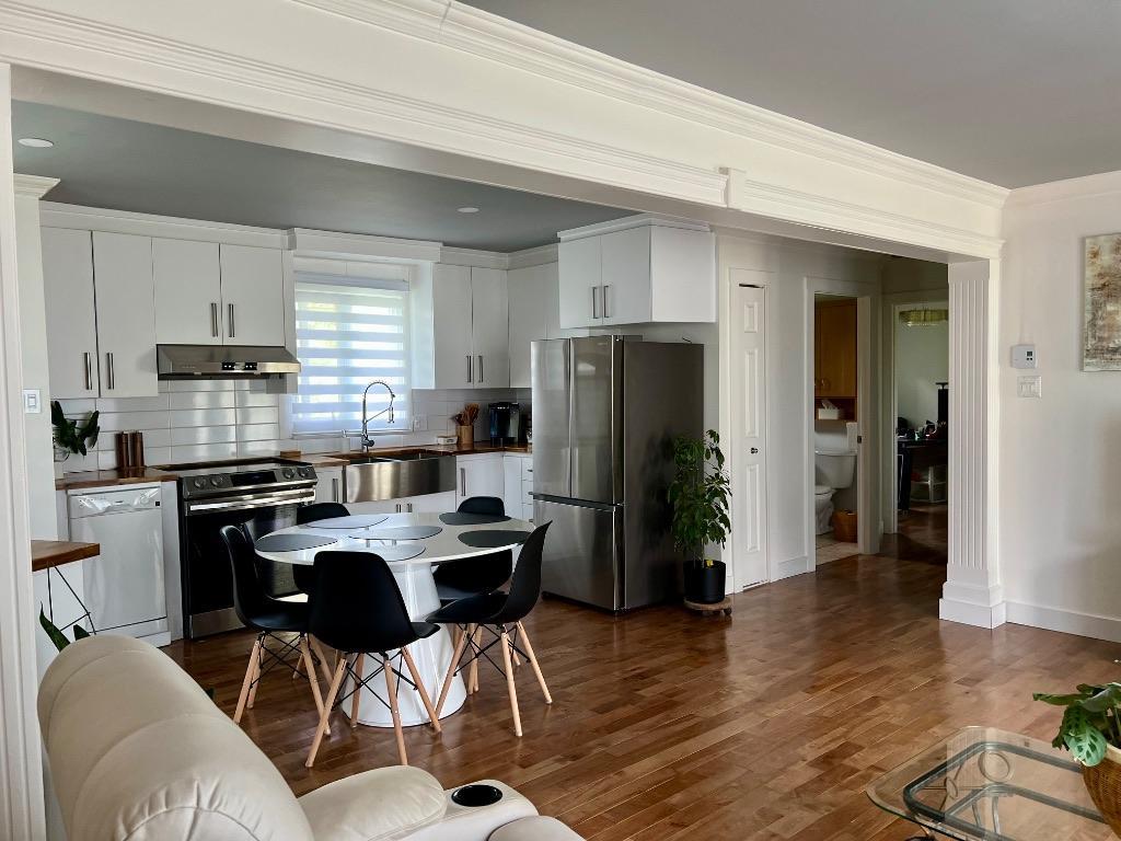 Maison lumineuse à louer, semi-meublé, 1400$/mois à Louiseville.