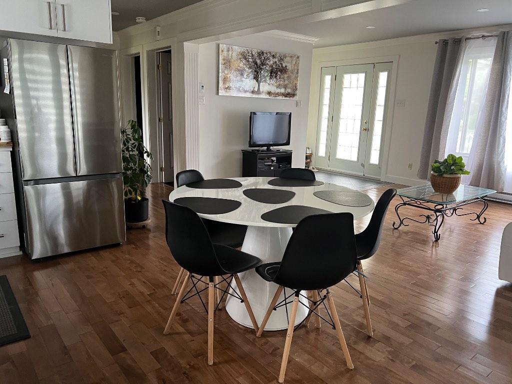 Maison lumineuse à louer, semi-meublé, 1400$/mois à Louiseville.