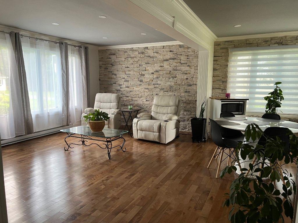Maison lumineuse à louer, semi-meublé, 1400$/mois à Louiseville.