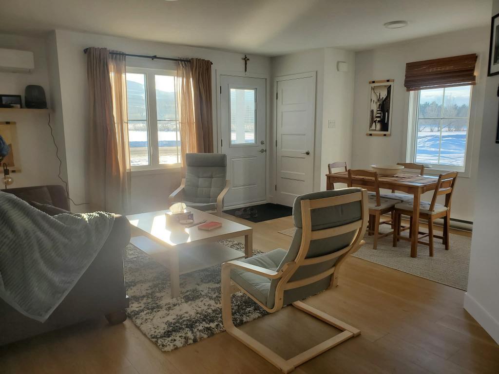 Appartement 4 1/2 à louer avec vue sur la montagne et accès à la rivière