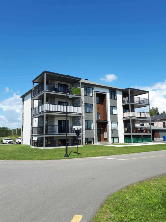 Grand 5 1/2 Avec Garage