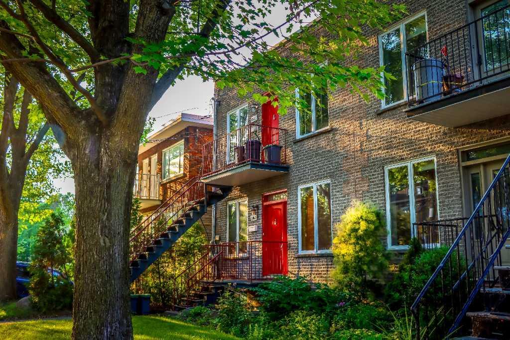 Ahuntsic | Luxueux 3 chambres + Bureau | 1800 pi² sur 2 étages | Cabanon, Cour et Boisé | Air Climatisé