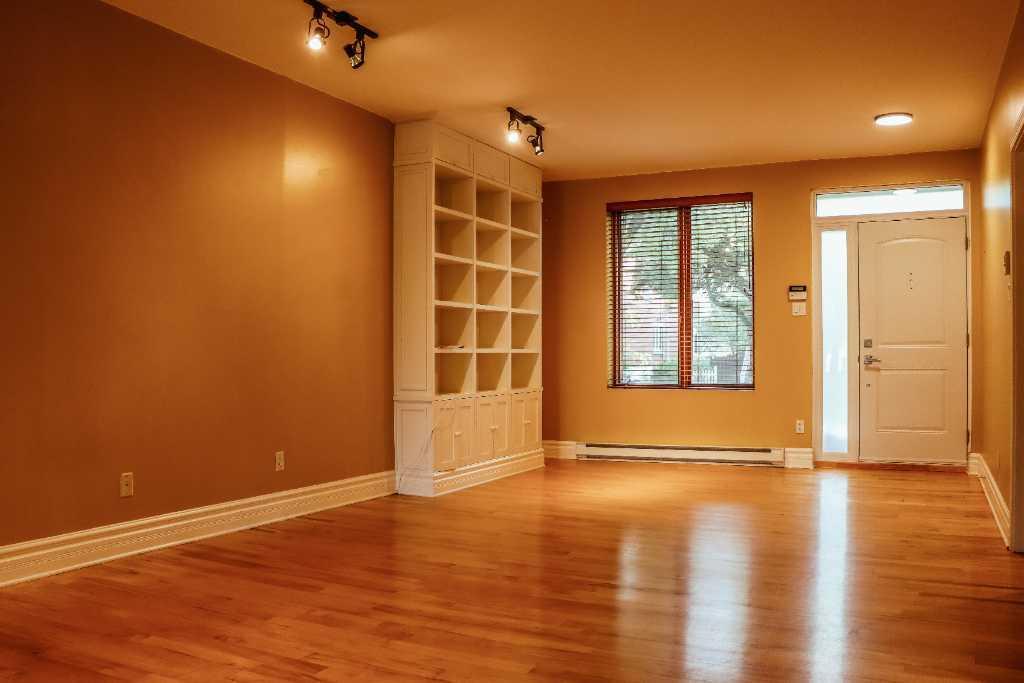 Ahuntsic | Luxueux 3 chambres + Bureau | 1800 pi² sur 2 étages | Cabanon, Cour et Boisé | Air Climatisé