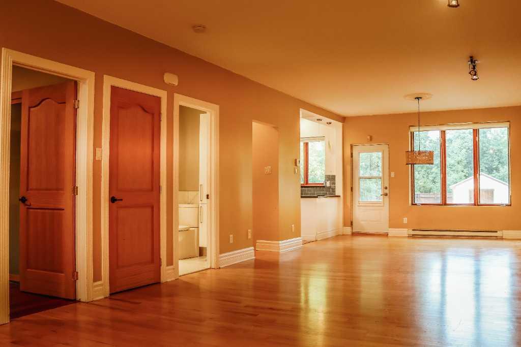 Ahuntsic | Luxueux 3 chambres + Bureau | 1800 pi² sur 2 étages | Cabanon, Cour et Boisé | Air Climatisé