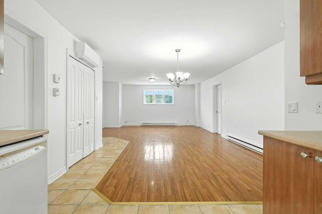 TRÈS GRAND APPARTEMENT 5 1/2 DE +- 1365 PI.CA AVEC THERMOPOMPE À LOUER À SAINT-RÉMI DÈS MAINTENANT!