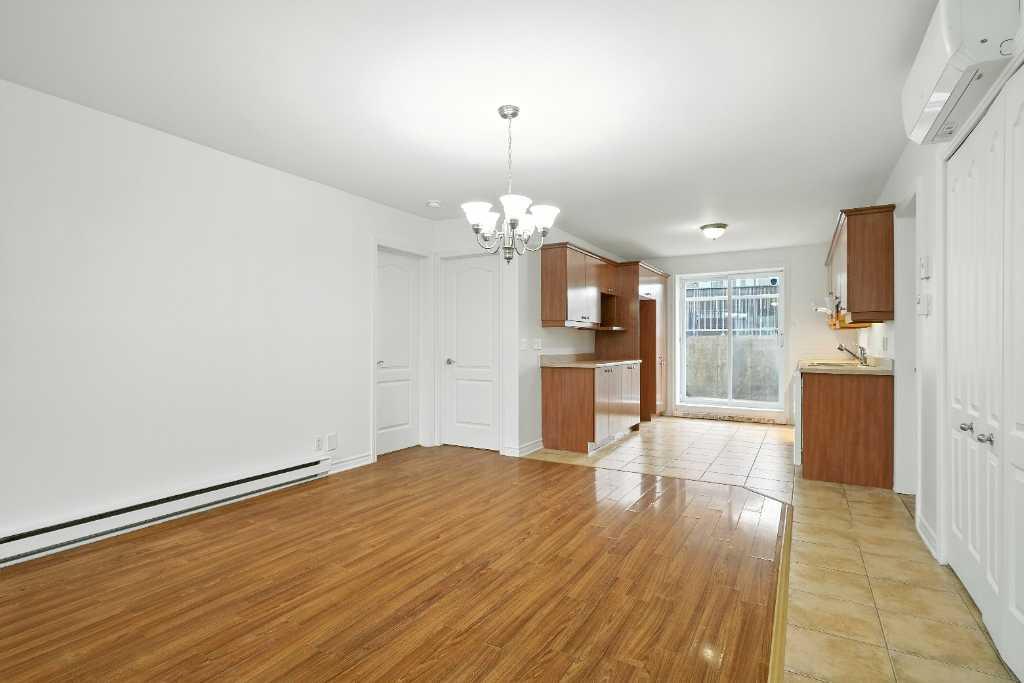 TRÈS GRAND APPARTEMENT 5 1/2 DE +- 1365 PI.CA AVEC THERMOPOMPE À LOUER À SAINT-RÉMI DÈS MAINTENANT!