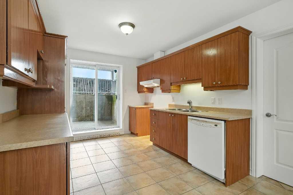TRÈS GRAND APPARTEMENT 5 1/2 DE +- 1365 PI.CA AVEC THERMOPOMPE À LOUER À SAINT-RÉMI DÈS MAINTENANT!