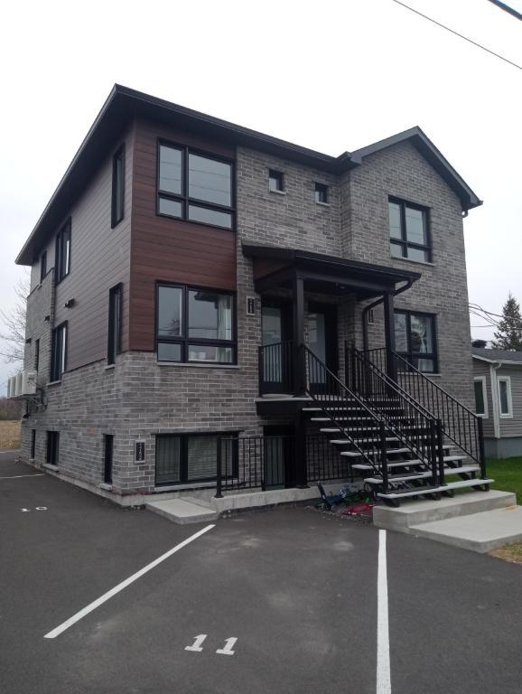 5 1/2, Ste-madeleine, bas de triple(demi-sous-sol), porte patio ,terrasse, cabanon, secteur sécuritaire, tranquille, près des services