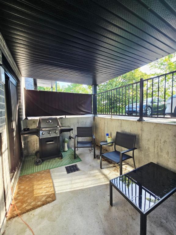 5 1/2, Ste-madeleine, bas de triple(demi-sous-sol), porte patio ,terrasse, cabanon, secteur sécuritaire, tranquille, près des services