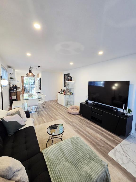 5 1/2, Ste-madeleine, bas de triple(demi-sous-sol), porte patio ,terrasse, cabanon, secteur sécuritaire, tranquille, près des services