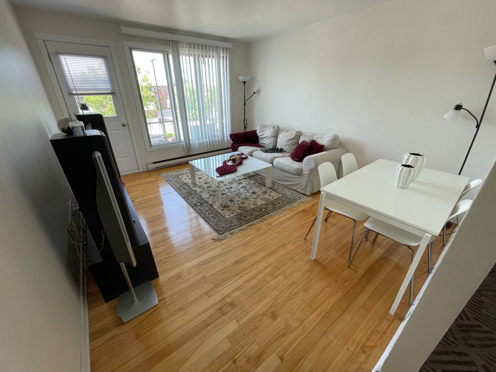 TRES BEAU 4 1/2 RENOVÉ