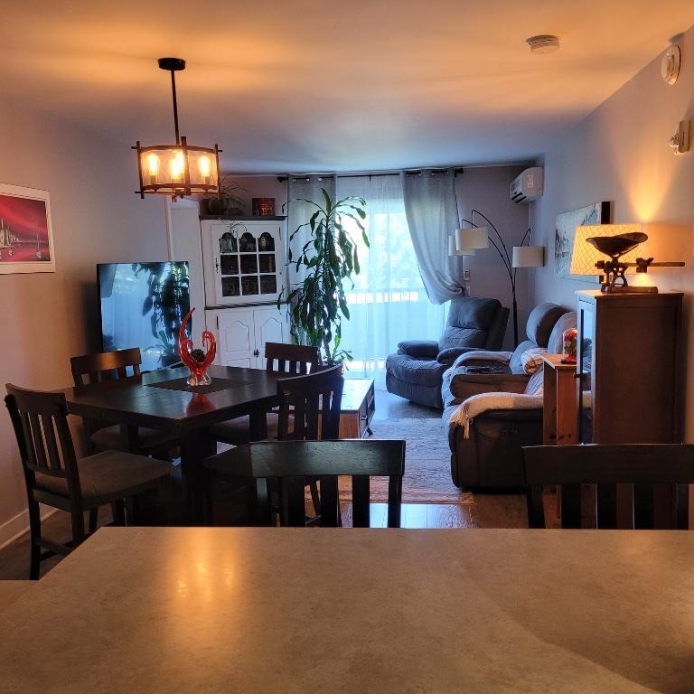 Beau grand 5 1\2 style condo