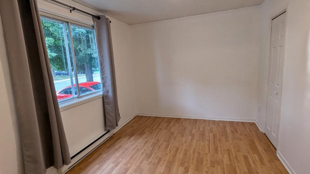 *Granby* Grand 5 1/2 avec sous-sol, bien situé