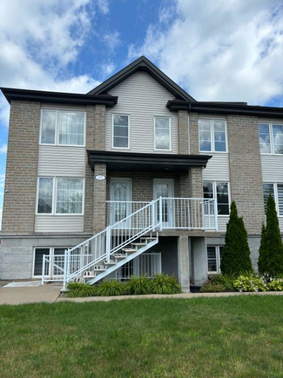 Grand 4 ½ à louer – Sur 2 étages – 2 stationnements