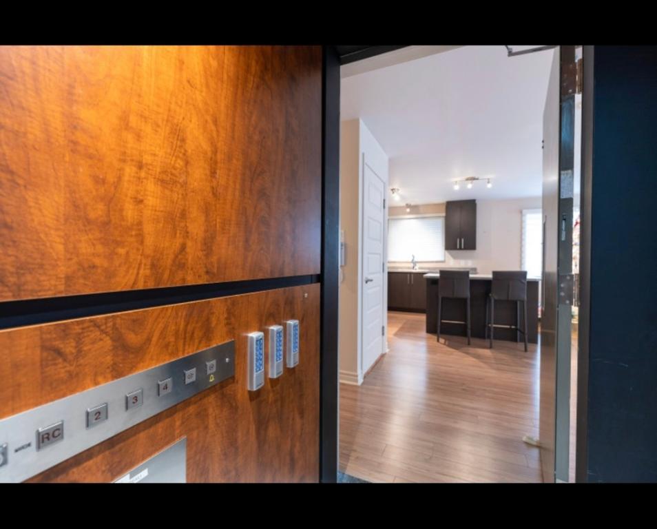 5 1/2 saint hubert, accès direct avec ascenseur privée!