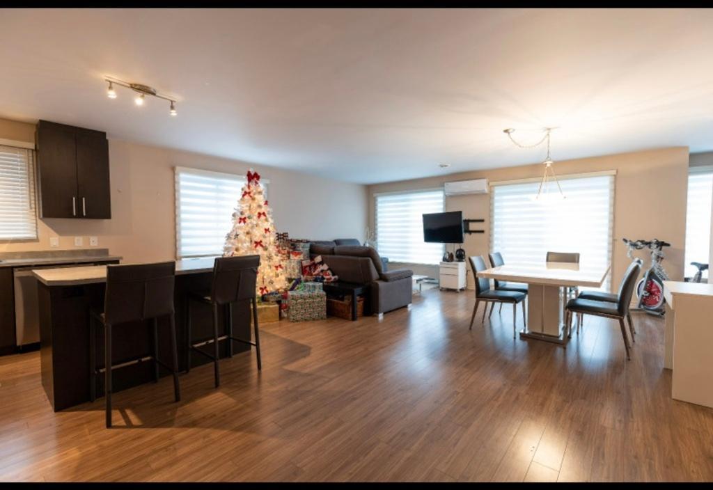 5 1/2 saint hubert, accès direct avec ascenseur privée!