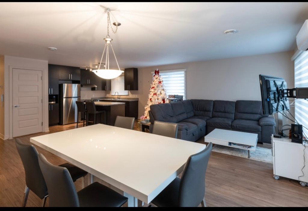 5 1/2 saint hubert, accès direct avec ascenseur privée!