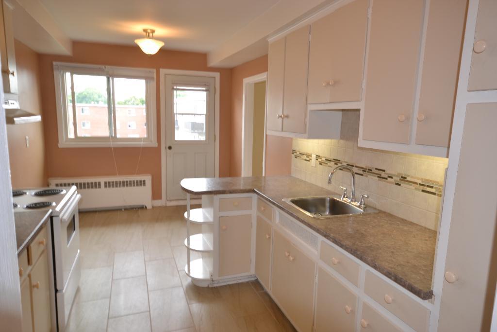 POINTE-CLAIRE - TRÈS GRAND ET LUXUEUX 3½ À LOUER