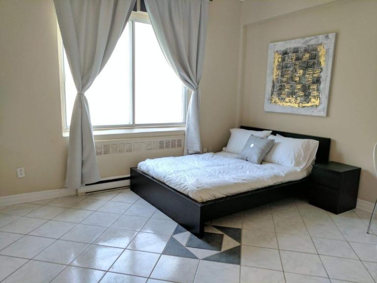 STUDIO RENOVE AVEC VUE IMPRENNABLE SUR UN JARDIN PRIVÉ
