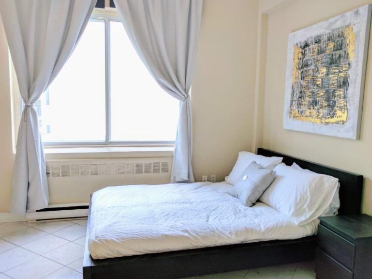 STUDIO RENOVE AVEC VUE IMPRENNABLE SUR UN JARDIN PRIVÉ