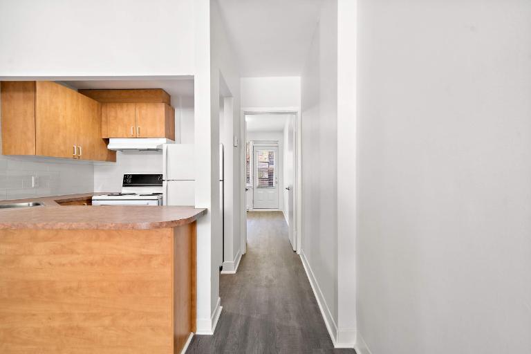 GHETTO MCGILL- 3 ½ RÉNOVÉ & MEUBLÉ – 1 CHAMBRE FERMÉE
