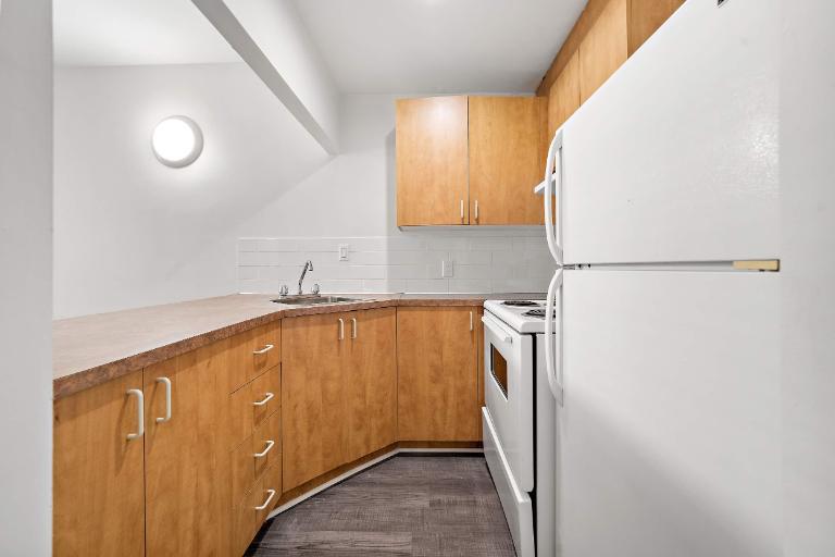 GHETTO MCGILL- 3 ½ RÉNOVÉ & MEUBLÉ – 1 CHAMBRE FERMÉE