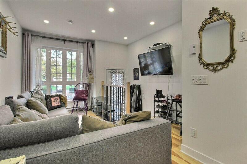 Style condo, 2 chambres fermées, sur 2 étages