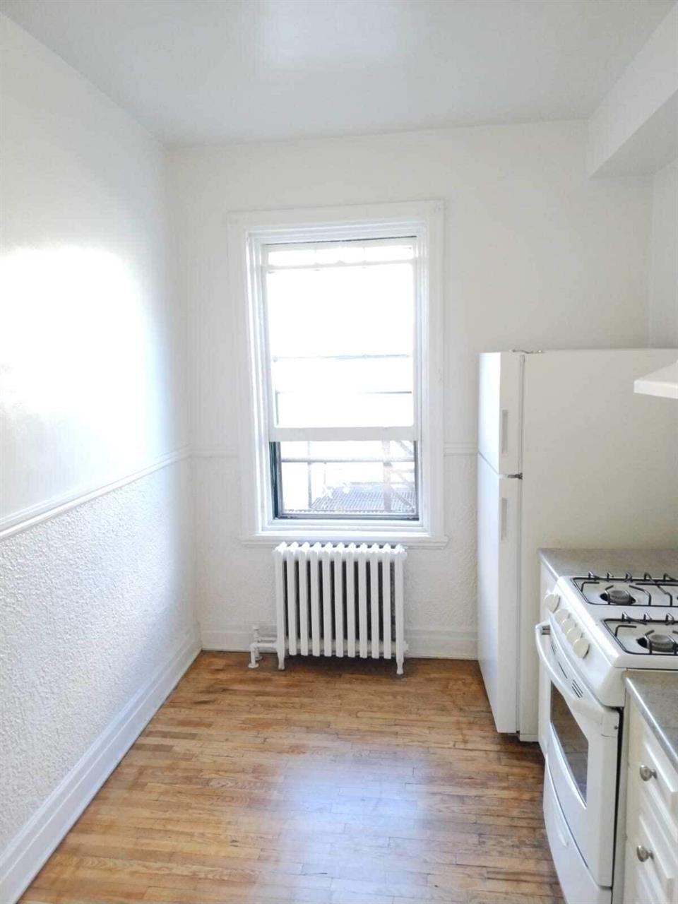PRES DU METRO SNOWDON 3 CHAMBRES FERMEES- RENOVE