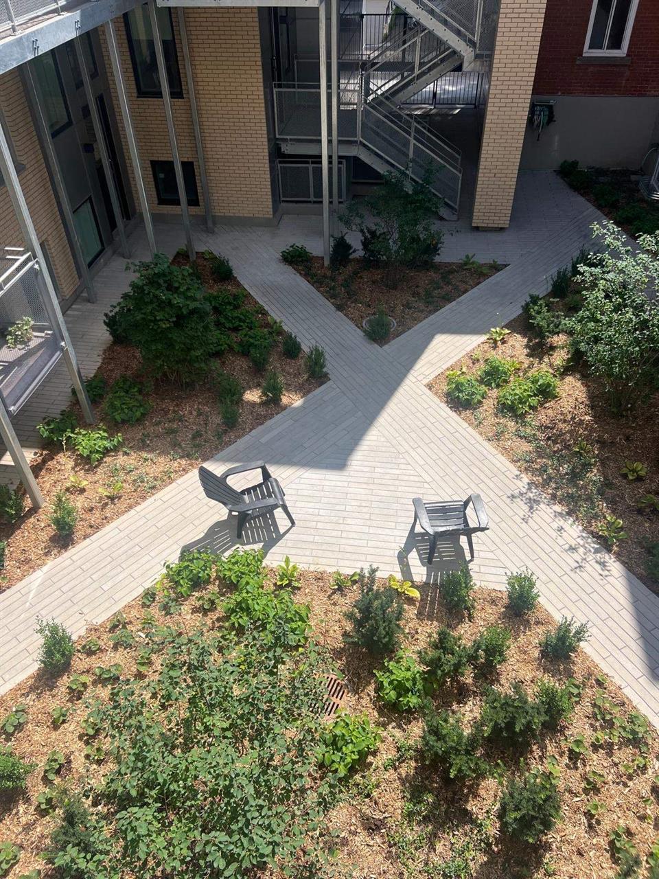 STUDIO SPACIEUX AVEC VUE SUR UN LUXURIANT JARDIN PRIVÉ RENOVE