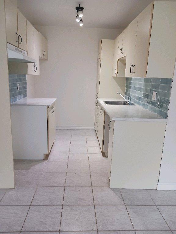 Libre maintenant Grand 6.5 sur deux étages au rez-de-chaussée dans un quadruplex