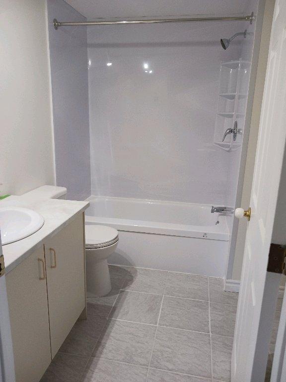 Libre maintenant Grand 6.5 sur deux étages au rez-de-chaussée dans un quadruplex