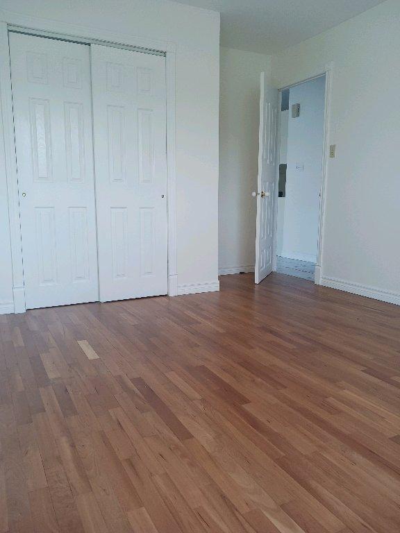 Libre maintenant Grand 6.5 sur deux étages au rez-de-chaussée dans un quadruplex