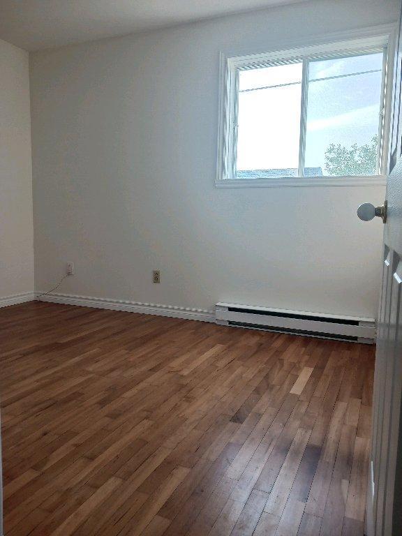 Libre maintenant Grand 6.5 sur deux étages au rez-de-chaussée dans un quadruplex