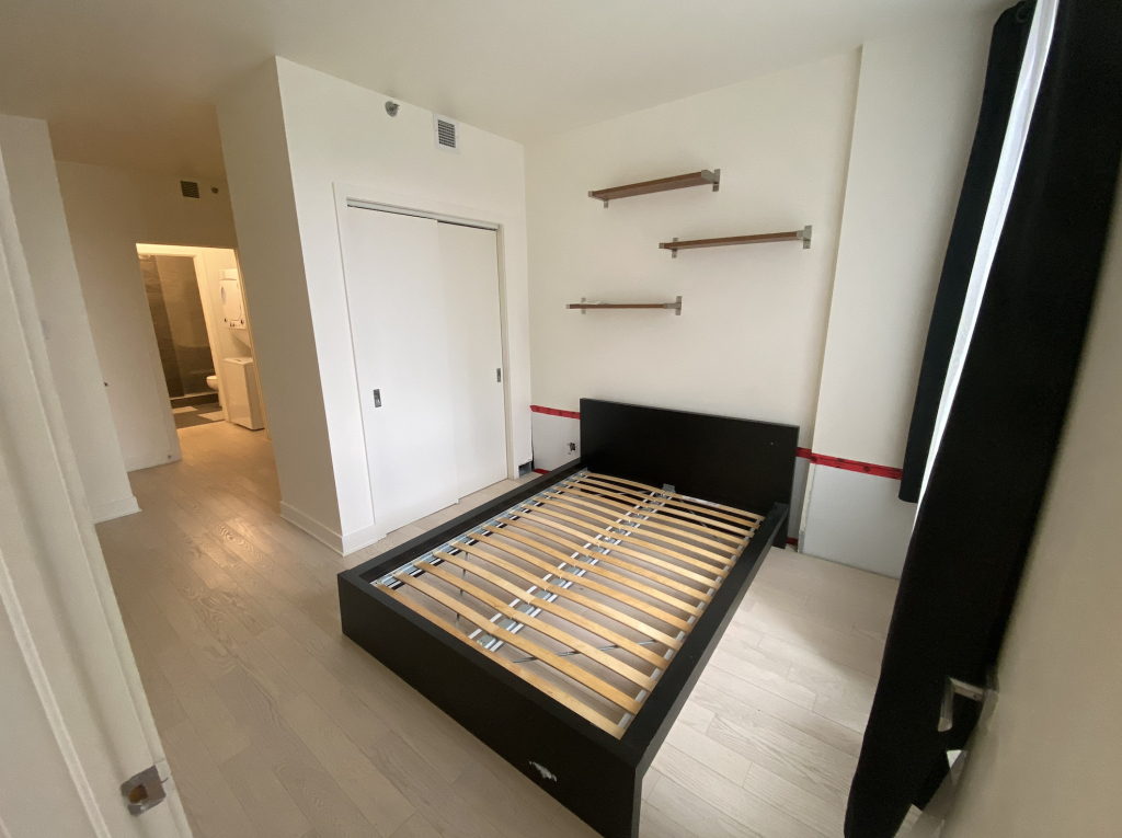 1/2 + Den Condo Downtown Montreal