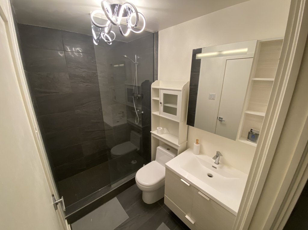 1/2 + Den Condo Downtown Montreal