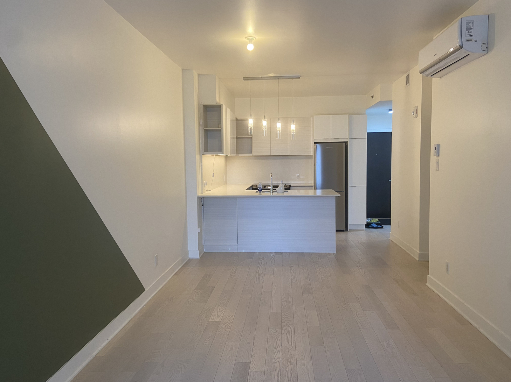 1/2 + Den Condo Downtown Montreal