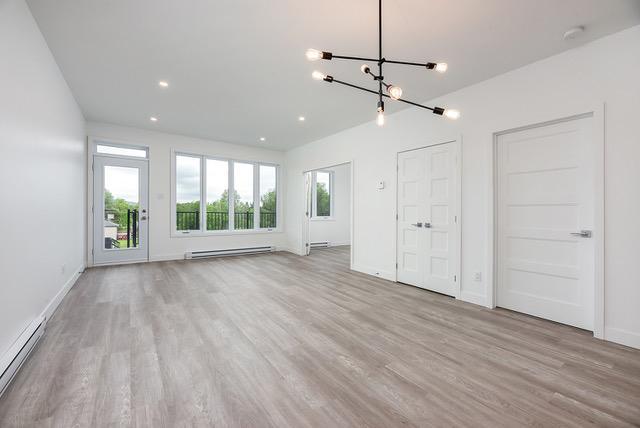 Grand appartement 5 ½ moderne à louer à Sutton – Logement lumineux, spacieux et entouré de nature !