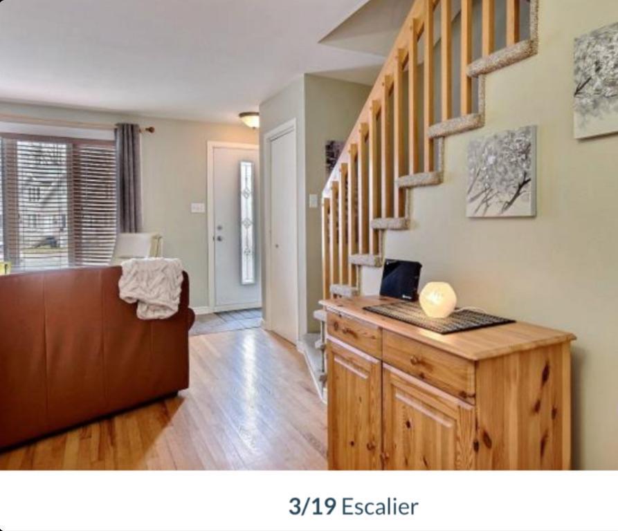 Maison de ville à louer, 3 chambres + 1 salle de bain, 1 salle d’eau, cour privée, stationnement privé