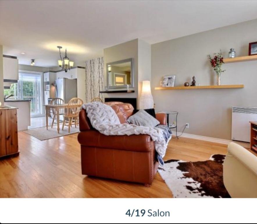 Maison de ville à louer, 3 chambres + 1 salle de bain, 1 salle d’eau, cour privée, stationnement privé