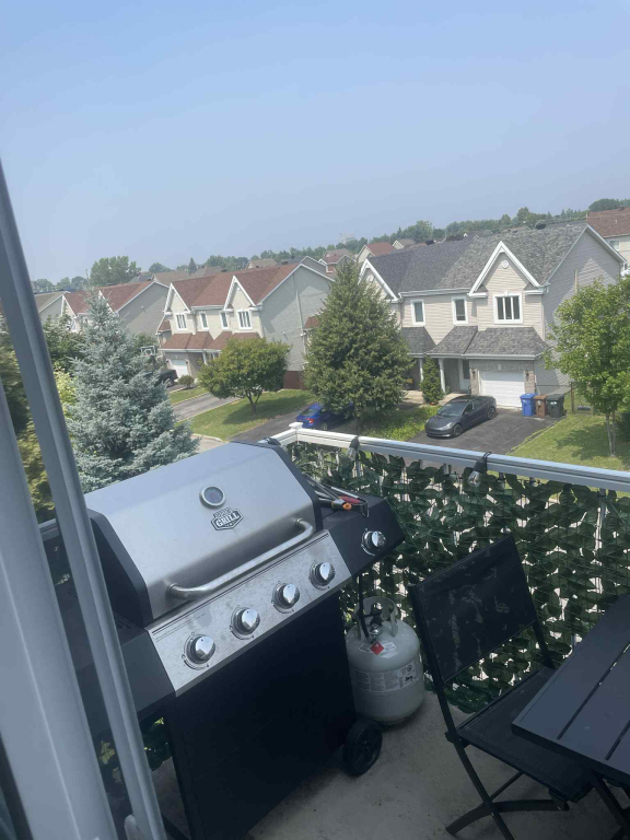 Joli Condo à Louer Près De Tous Les Serv