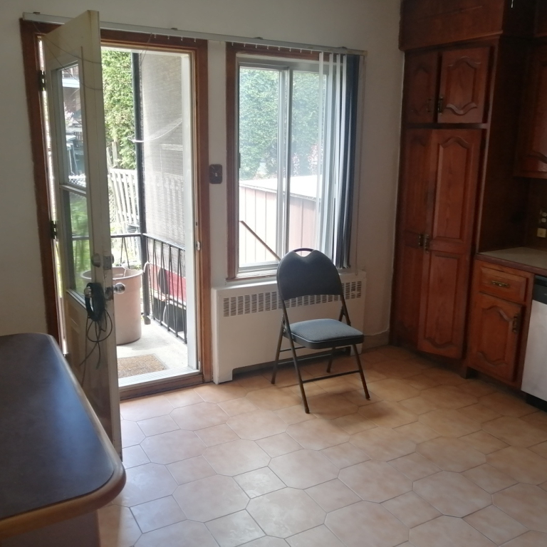 ST. LEONARD: 3 ½ TOUT RENOVER - BIJOU