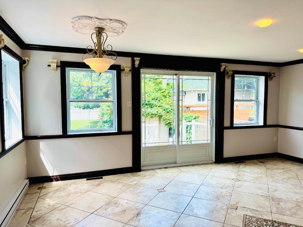Appartement 5½ spacieux et lumineux – LaSalle / Spacious & Bright 5½ Main Floor Apartment – LaSalle