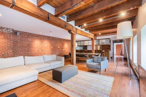 5 rooms apartment of 149m² in Montreal
