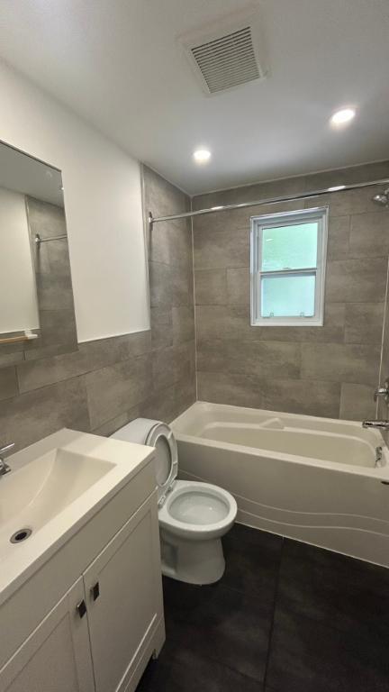 METRO JARRY/CREMAZIE - 3 CHAMBRES- 1.5 SALLE DE BAIN - PLANCHER BOIS FRANC - COMPTOIR QUARTZ - ARMOIRES MODERNES