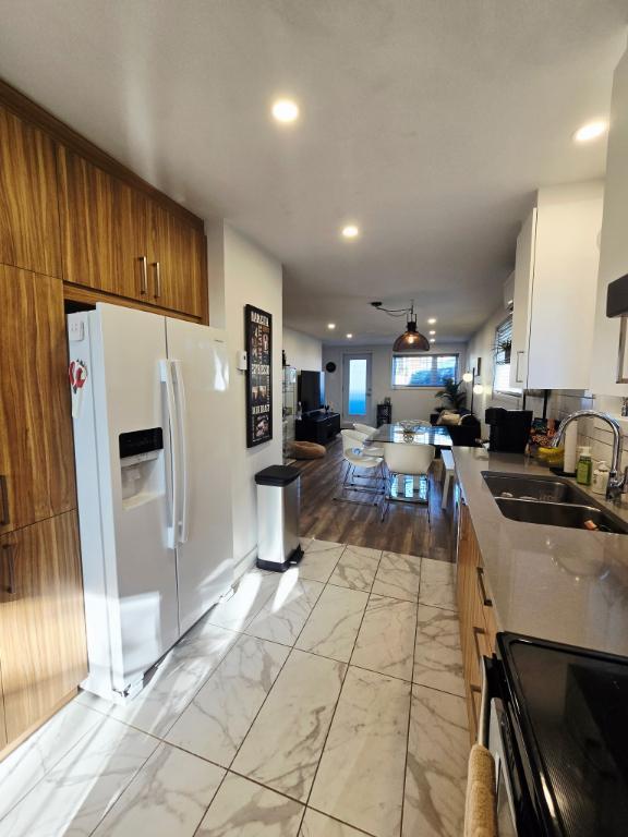 5 1/2, Sainte-madeleine, bas de triplex (demi-sous-sol), porte patio ,terrasse,