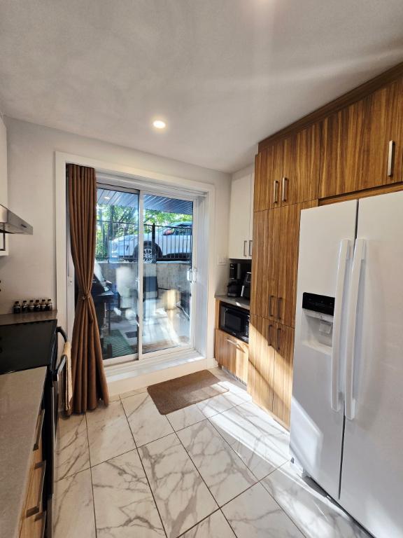 5 1/2, Sainte-madeleine, bas de triplex (demi-sous-sol), porte patio ,terrasse,