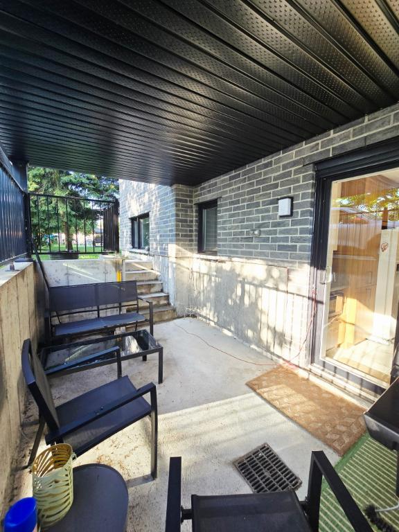 5 1/2, Sainte-madeleine, bas de triplex (demi-sous-sol), porte patio ,terrasse,